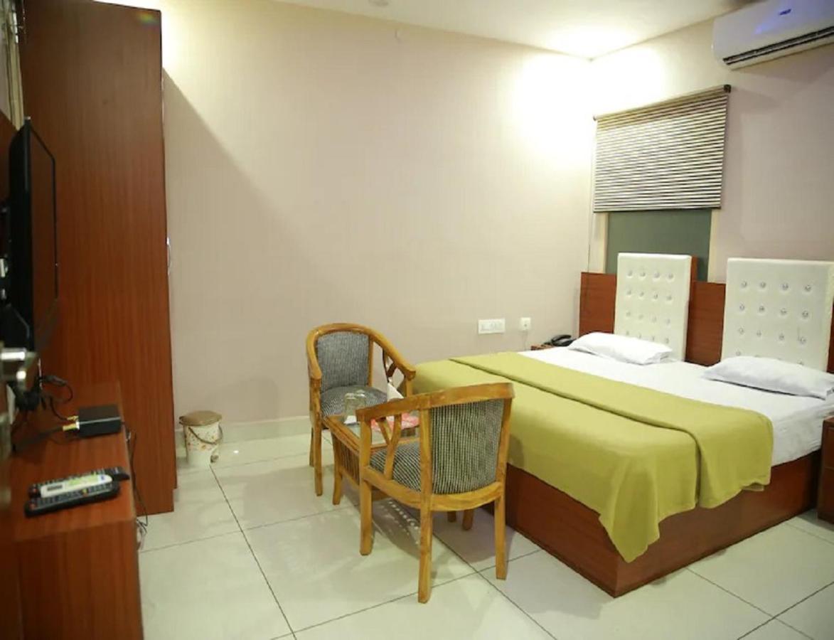 Hotel Kings, Rohtak Buitenkant foto